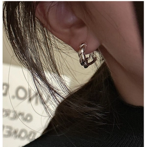 Detailansicht von S925 Sterling Silber Croissant Twist Creolen an einem Model