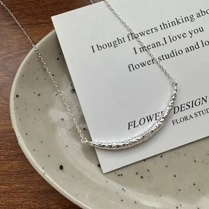 Collier minimaliste en argent sterling 925 avec finition martelée sur une assiette élégante