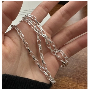 Vue rapprochée de la chaîne à maillons rectangulaires en argent sterling S925 poli
