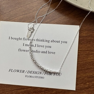 Collier en argent sterling S925 avec pendentif sourire texturé sur carte blanche