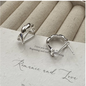 Detailaufnahme der S925 Sterling Silber Creolen mit einem gedrehten Seil-Textur-Design