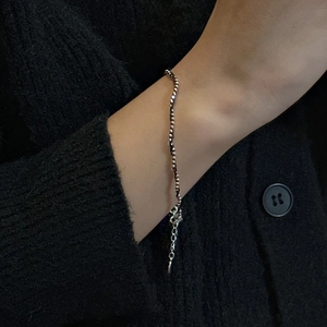 Bracelet minimaliste en argent S925 avec perles et cordon ajustable porté au poignet