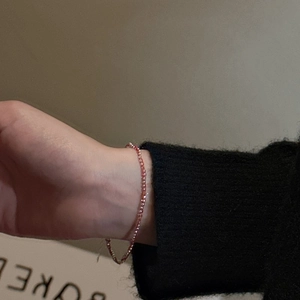 Bracelet minimaliste en argent S925 avec de délicates petites perles rondes roses