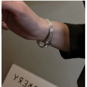 Close-up of S925 silver mesh bracelet featuring horseshoe texture and heart clasp