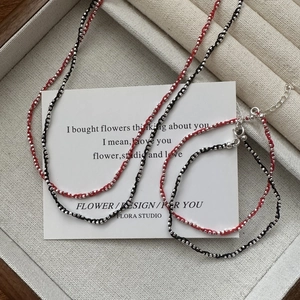 Parure de bijoux faits main en argent 925 avec cordons rouges et noirs de style minimaliste