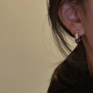 Minimalistische S925 Sterling Silber Creolen mit gedrehtem Croissant-Textur-Design