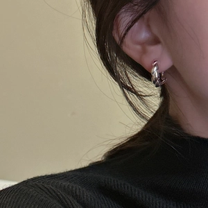 Minimalistische S925 Sterling Silber gedrehte Creolen im Croissant-Stil am Ohr