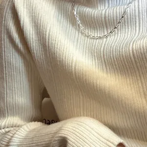 Collier en argent sterling S925 minimaliste avec un pull en maille côtelée couleur crème