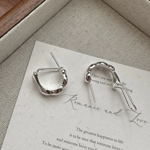 Minimalistische S925 Sterling Silber Creolen mit Wellenstruktur auf Ästhetik-Papier