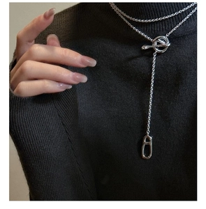 Dettaglio della collana lunga in argento S925 con chiusura a levetta OT e pendente ovale