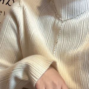 Élégant collier en argent sterling S925 en forme de Y sur un pull en maille crème