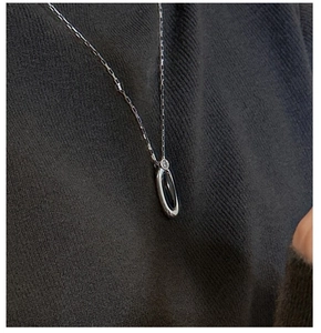 Dettaglio della collana in argento S925 con ciondolo in agata nera a forma di goccia
