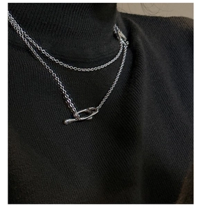 Dettaglio della collana a doppio strato in argento S925 con maglie dalla forma organica