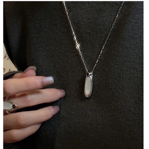 Dettaglio della collana in argento S925 con pendente in agata a goccia su modella