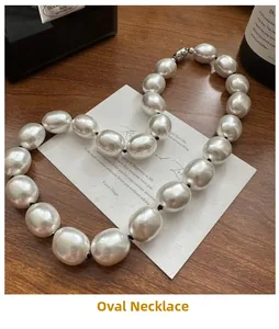Dettaglio della collana di perle ovali in argento S925 con grandi perle bianche e nodi