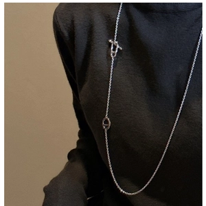 Dettaglio della collana in argento S925 con chiusura OT e maglie a forma di naso di maiale