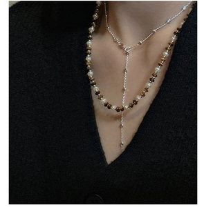 Détail d'un collier S925 en argent à deux rangs avec perles et perles brunes sur mannequin