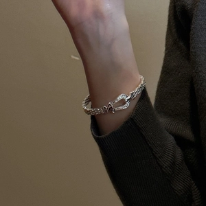 Minimalist S925 sterling silver horseshoe texture bracelet with woven chain design