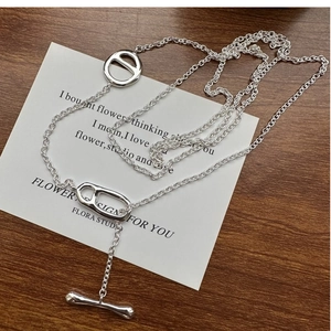 Dettaglio macro della collana in argento S925 con maglie ad ancora e chiusura a barra in T