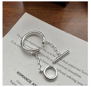Makroaufnahme von S925 Sterlingsilber Doppelring mit minimalistischem OT-Verschluss