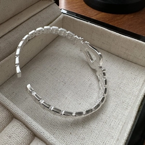 S925 sterling silver cuff bracelet featuring horseshoe texture and hollow buckle design