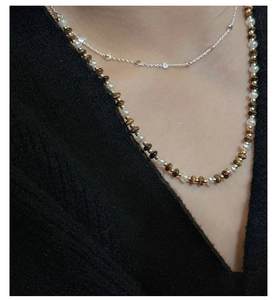 Détail du collier superposé en argent S925 avec perles et pierres d'oeil de tigre