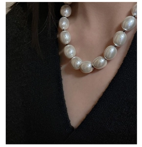 Dettaglio della collana in argento S925 con perle barocche ovali su una modella