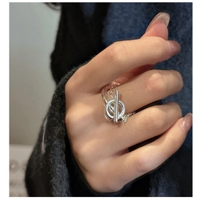 Makroaufnahme von S925 Sterling Silber Doppelring mit Knebelverschluss am Finger