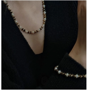 Détail du collier en argent S925 avec perles blanches et perles d'oeil de tigre