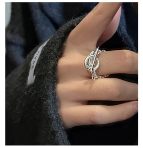 Makroansicht des S925 Sterlingsilber Doppelketten-Rings mit OT-Verschluss am Finger