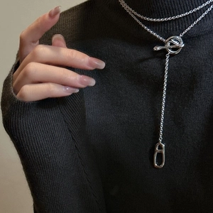 Elegante collana in argento sterling S925 con chiusura a barra a T su maglione nero