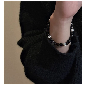 Detailed close-up of S925 silver beaded bracelet with black onyx beads on a wrist