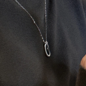 Collana minimalista in argento S925 con pendente a goccia d'agata su una modella donna