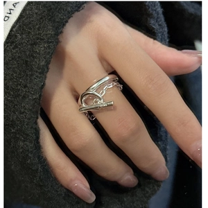 Detailansicht eines S925 Sterlingsilber Mehrlagenrings mit Knebelverschluss am Finger