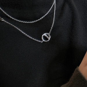 Collana naso di maiale in argento S925 minimalista su un maglione di maglia nero