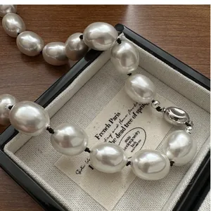 Dettaglio di collana di perle barocche con chiusura ovale in argento in cofanetto