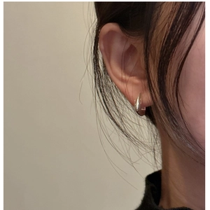Gros plan de boucles d'oreilles carrées minimalistes en argent S925 sur un mannequin
