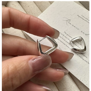Gros plan de boucles d'oreilles géométriques carrées en argent sterling S925 poli avec poinçon