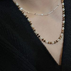 Collier double rang en argent S925 avec perles et pierres œil de tigre sur mannequin