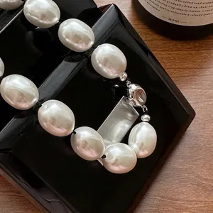 Elegante collana in argento S925 con perle barocche ovali e chiusura minimalista