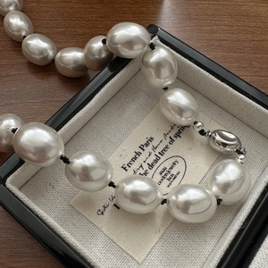 Collana di perle barocche con grandi perle irregolari in un elegante portagioie