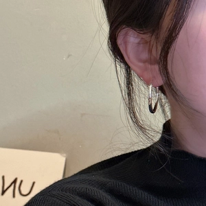 Minimalist S925 sterling silver hoop earrings worn by a model for a stylish daily look