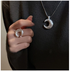 Detailansicht des silbernen Mond-Schmucksets mit gehämmerter Oberflächenstruktur