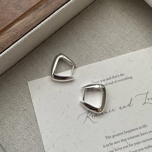 Boucles d'oreilles minimalistes en argent sterling S925 avec design triangle poli