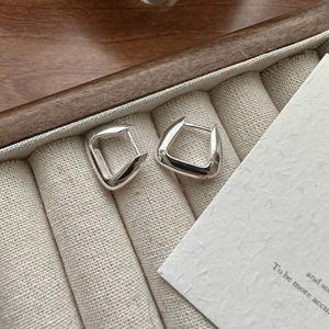 Boucles d'oreilles créoles carrées minimalistes en argent S925 dans un écrin à bijoux