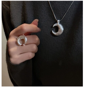 Detailansicht des matten S925 Silber Mondanhängers und verstellbaren Rings am Modell