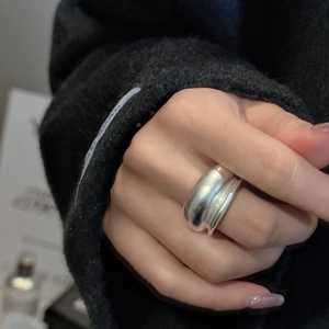 Minimalist S925 sterling silver thick band ring with polished finish on model hand