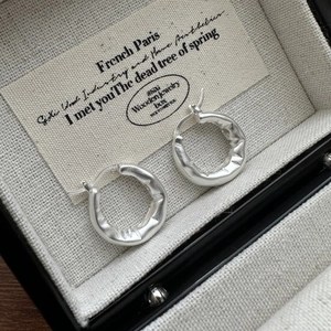 Orecchini a cerchio in argento sterling S925 con texture opaca e design irregolare