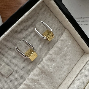 S925 silver square hoop earrings with gold hammer texture cube pendant in two-tone finish