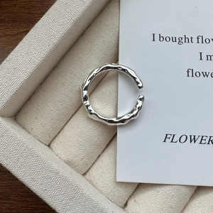 Minimalist S925 sterling silver open ring featuring a unique hammered texture finish